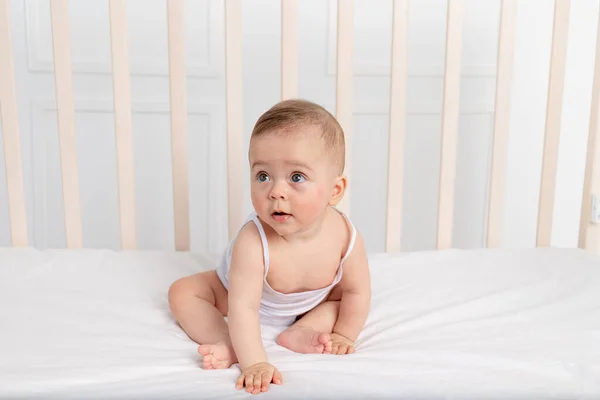 Niña Sonriente Meses Sentada Una Cuna Habitación Niño Con Ropa —  Fotos de Stock