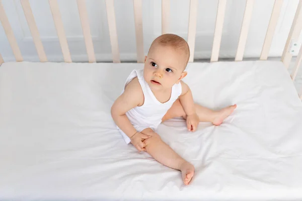 Niño Meses Sentado Una Cuna Habitación Niño Con Ropa Blanca —  Fotos de Stock