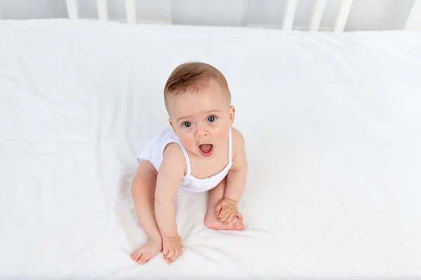 Menino Meses Sentado Berço Quarto Crianças Roupas Brancas Olhando Para — Fotografia de Stock