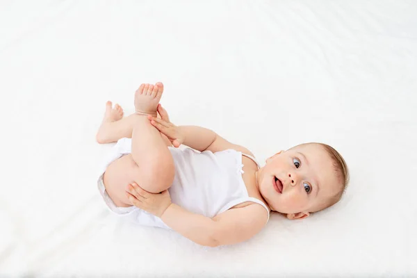 Baby Meisje Maanden Oud Liggend Een Wieg Kinderkamer Haar Rug — Stockfoto