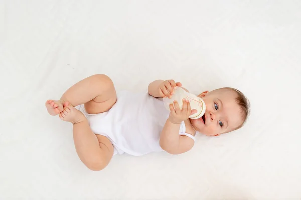 Babymädchen Monate Alt Trinkt Milch Aus Flasche Liegt Auf Dem — Stockfoto