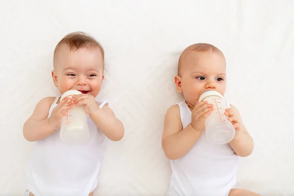 Dwoje Dzieci Chłopiec Dziewczynka Bliźniaki Miesięcy Pić Mleko Butelki Łóżku — Zdjęcie stockowe