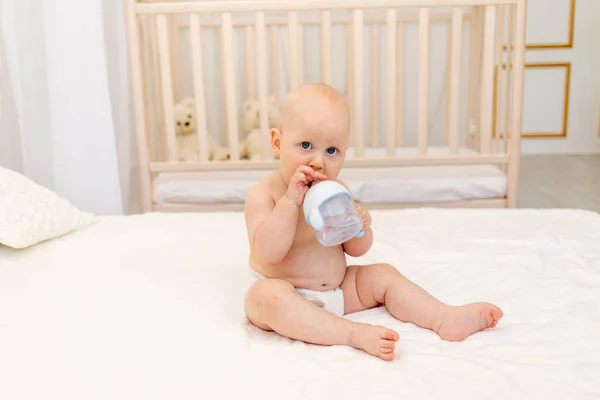 Baby Junge Monate Alt Sitzt Windeln Auf Einem Weißen Bett — Stockfoto