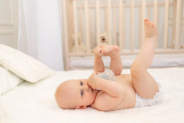 Bebé Niño Meses Edad Acostado Pañales Una Cama Blanca Con —  Fotos de Stock