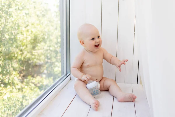 Bebé Niño Meses Edad Acostado Pañales Una Cama Blanca Con —  Fotos de Stock