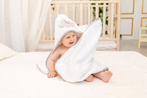 Bebé Niño Meses Sentado Una Cama Blanca Una Toalla Blanca —  Fotos de Stock