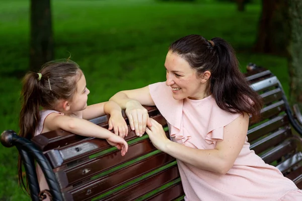 Mutter Und Tochter Jahre Beim Sommerspaziergang Park Mutter Gespräch Mit — Stockfoto