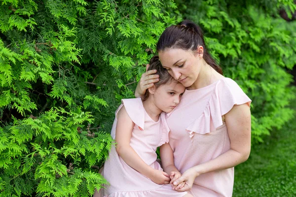 Madre Hija Años Caminando Parque Verano Hija Madre Riendo Banco —  Fotos de Stock