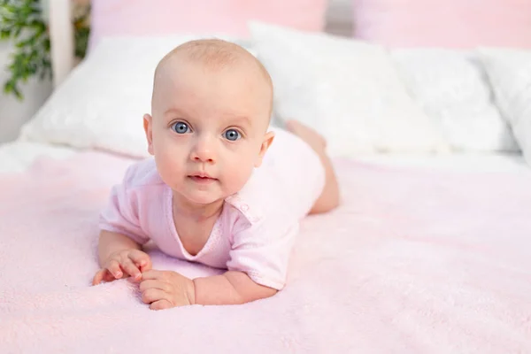 Pequena Menina Meses Idade Rastejando Uma Cama Branca Rosa Casa — Fotografia de Stock