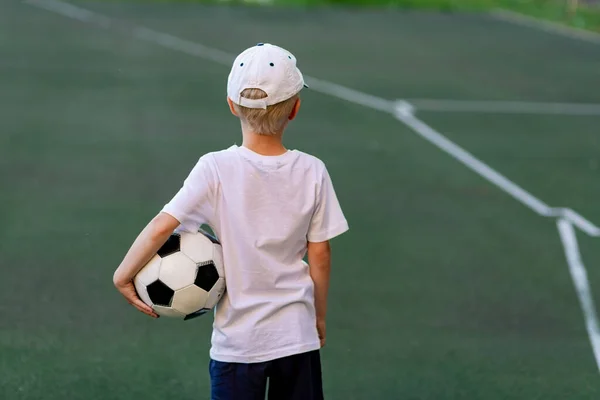 Menino Roupas Esportivas Sentado Gramado Verde Campo Futebol Com Uma — Fotografia de Stock