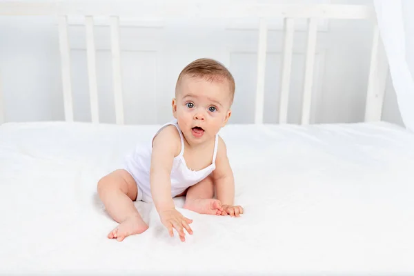 Χαμογελαστό Κοριτσάκι Μηνών Κάθεται Μια Κούνια Παιδικό Δωμάτιο Λευκά Ρούχα — Φωτογραφία Αρχείου