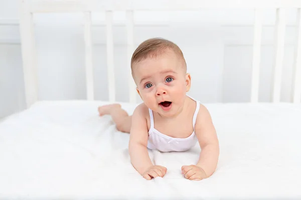 Niña Meses Edad Acostada Cama Vivero Sobre Estómago Bostezar Bebé —  Fotos de Stock