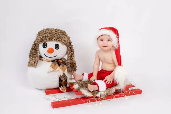 Petite Fille Assise Sur Traîneau Rouge Dans Chapeau Père Noël — Photo