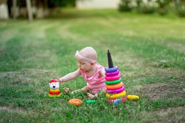 Baby Flicka Månader Gammal Sitter Gräset Sommaren Och Spela Pyramid — Stockfoto