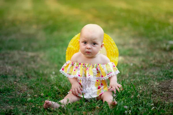 Bebê Menina Meses Idade Sentado Grama Verão Vestido Amarelo Andando — Fotografia de Stock