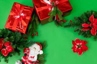 Yeşil izole edilmiş arka plan, üst görünüm, yeni yıl ve Noel konsepti