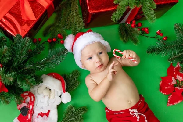 Bébé Mois Costume Père Noël Repose Sur Fond Vert Isolé — Photo