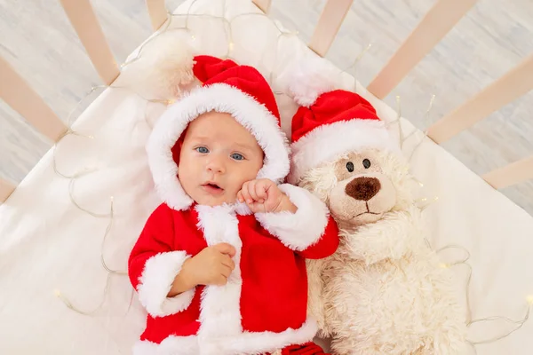 Photo Noël Bébé Costume Père Noël Couché Dans Berceau Maison — Photo