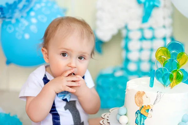 Baby Pojke Äter Sin Tårta Med Händerna Baby Gammal Lycklig — Stockfoto