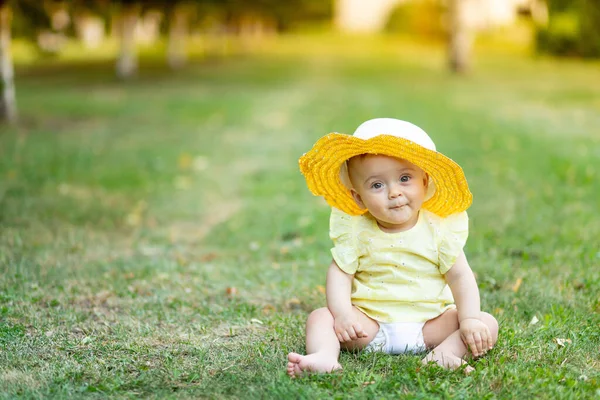 Little Girl Months Sitting Summer Green Grass Yellow Summer Dress — Stock Photo, Image