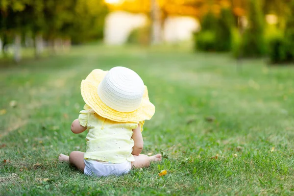 Little Girl Months Old Sitting Green Grass Summer Yellow Summer — Stock Photo, Image