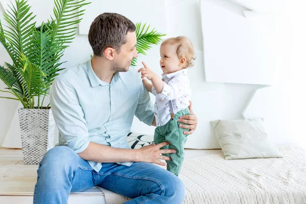 Baba Küçük Bir Çocukla Konuşur Yıl Mutlu Aile Kavramı Babalar — Stok fotoğraf