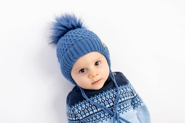 Menino Sorridente Chapéu Inverno Com Pompom Mente Olha Para Câmera — Fotografia de Stock