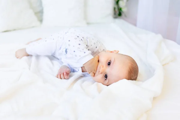 Menino Meses Idade Deitado Cama Pijama Chupando Dedo Bebê Antes — Fotografia de Stock