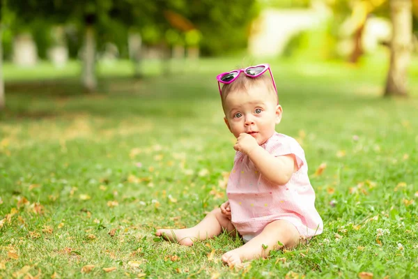 Маленькая Девочка Месяцев Сидя Зеленой Траве Розовом Купальнике Ярких Очках — стоковое фото