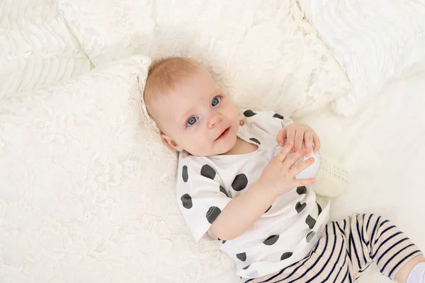 Baby Monate Hause Schlafanzug Auf Dem Bett Liegend Mit Einer — Stockfoto