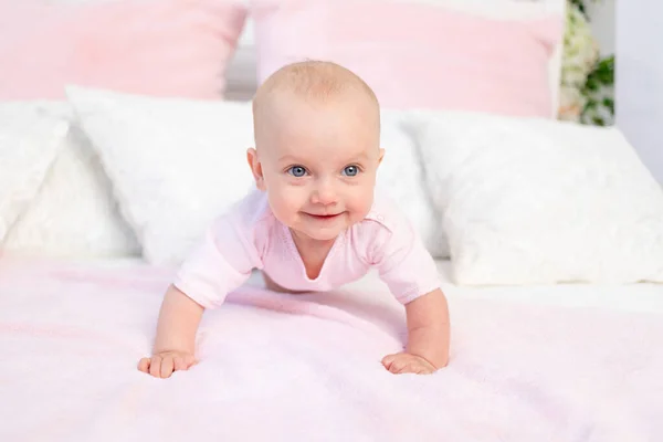 Pequena Menina Meses Idade Rastejando Uma Cama Rosa Branca Olhando — Fotografia de Stock