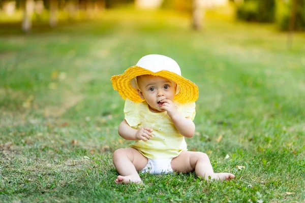 Little Girl Months Sitting Summer Green Grass Yellow Summer Dress — Stock Photo, Image