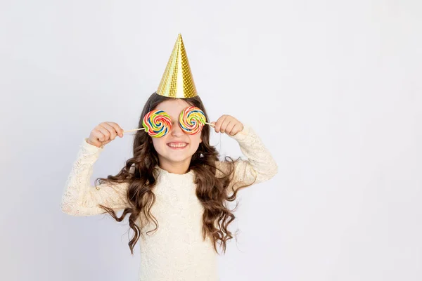 롤리팝을 귀엽고 귀여운 소녀가 유선형으로 배경에 모자를 문자를 축하하고 컨셉트 — 스톡 사진