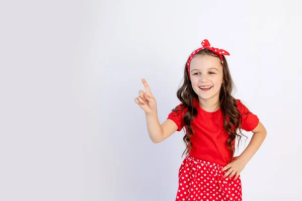 Ένα Χαριτωμένο Κοριτσάκι Κόκκινη Στολή Λευκό Απομονωμένο Φόντο Δείχνει Τους — Φωτογραφία Αρχείου