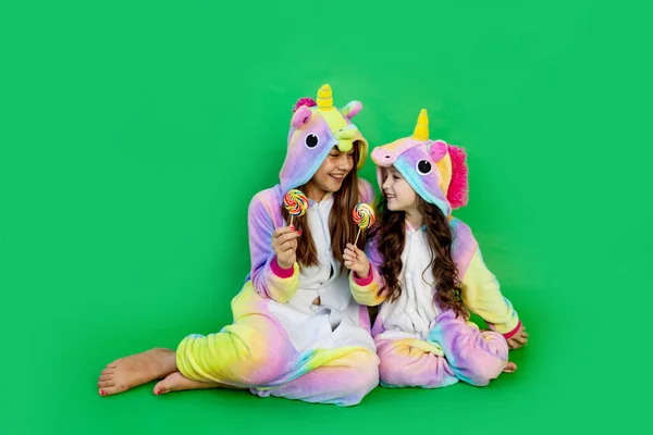 Meninas Bonitos Trajes Carnaval Unicórnio Fundo Isolado Verde Comer Grandes — Fotografia de Stock