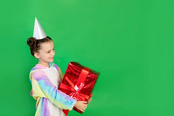 Menina Bonito Fundo Isolado Verde Terno Brilhante Chapéu Papai Noel — Fotografia de Stock