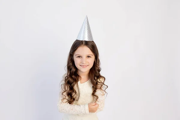 Een Jong Meisje Haar Verjaardag Als Prinses Een Hoed Gelukkig — Stockfoto