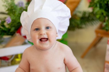 Un ve sebzelerle dolu güzel bir fotoğraf bölgesinde elinde ekmekle bir bebek portresi, bir aşçının çocuğu, ekmek yiyen bir çocuk, yemek hazırlayan...