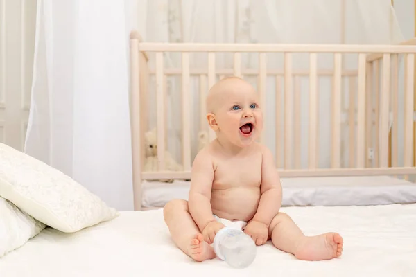 Niño Meses Sentado Pañales Una Cama Blanca Con Una Botella — Foto de Stock