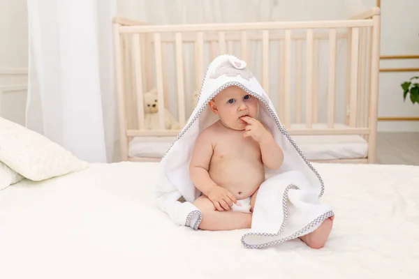 Chłopiec Miesięcy Siedzi Białym Łóżku Białym Ręczniku Kąpieli Łazience Domu — Zdjęcie stockowe