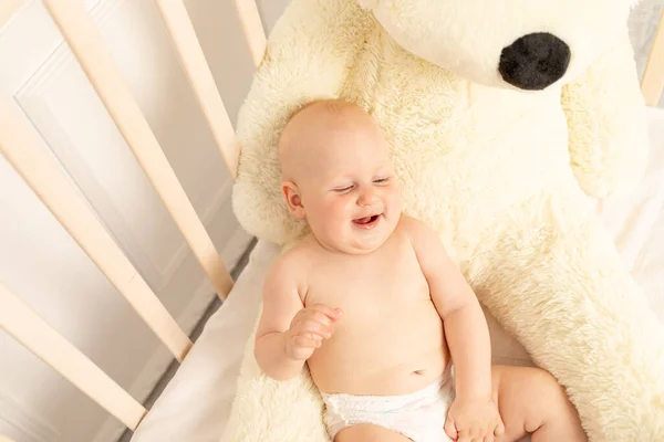Bebé Niño Meses Sentado Pañales Una Cuna Con Oso Peluche —  Fotos de Stock