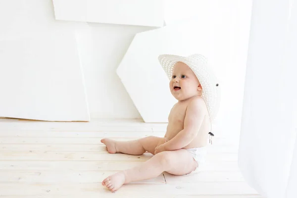 Niño Meses Sentado Pañales Con Sombrero Blanco Ventana Lugar Para —  Fotos de Stock