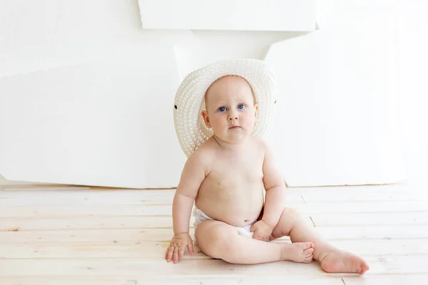 Monate Alter Junge Sitzt Windeln Mit Weißem Hut Fenster Platz — Stockfoto