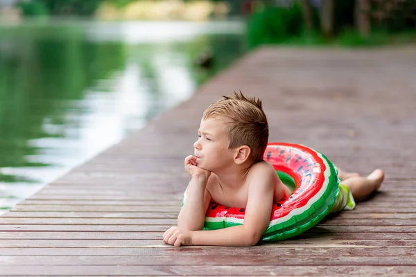 Пенсійний Хлопчик Колом Вигляді Кавуна Влітку Лежить Березі Озера Дитячий — стокове фото