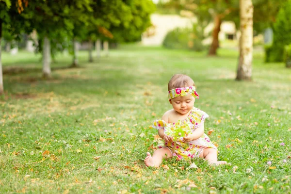 Kleines Mädchen Monate Alt Sitzt Einem Gelben Kleid Auf Einem — Stockfoto