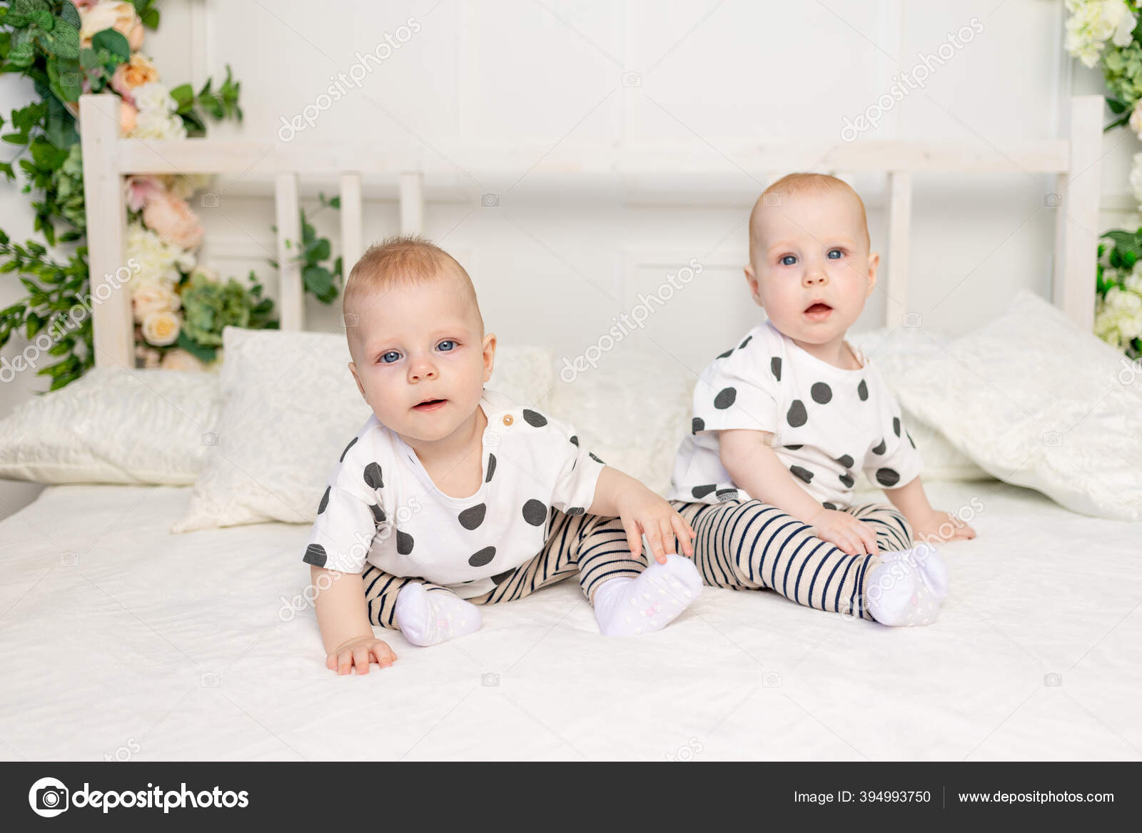 Dos Bebes Gemelos Meses Sentados Cama Misma Ropa Relacion Hermano Foto de stock 394993750 xorec300189 yandex.ru