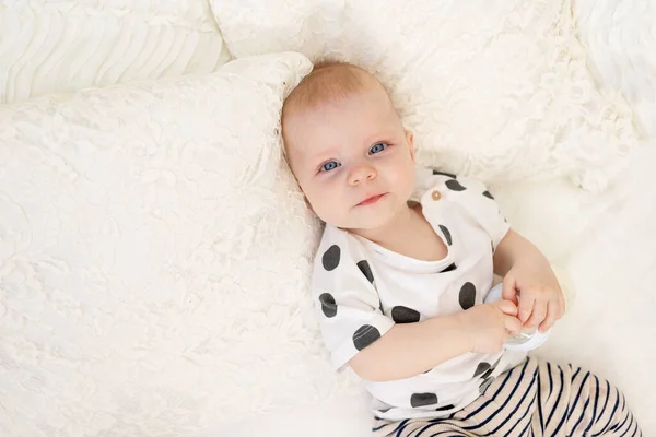 Bebê Meses Idade Deitado Cama Casa Pijama Com Uma Mamadeira — Fotografia de Stock
