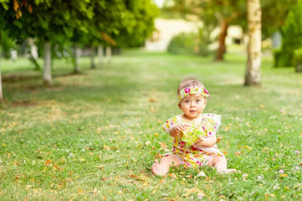 Niña Meses Sentada Césped Verde Con Vestido Amarillo Jugando Con —  Fotos de Stock