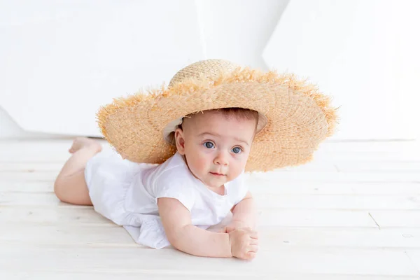 Engraçado Bonito Criança Menina Anos Segurando Chapéu Palha Vestindo Top — Fotografia de Stock