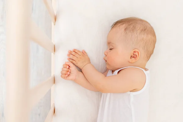 Mała Dziewczynka Miesięcy Śpi Białym Łóżku Zdrowy Sen Dziecka — Zdjęcie stockowe